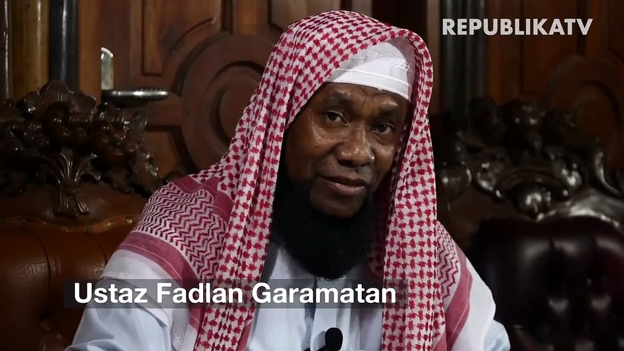 Satu keluarga Muslim menikmati jamuan buka puas...