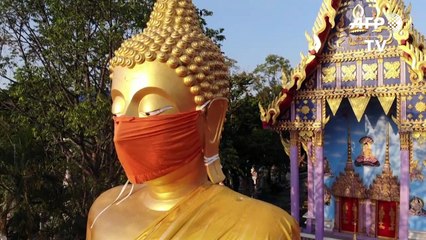 تمثال عملاق لبوذا يضع قناعاً واقياً في تايلاند