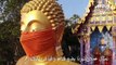 تمثال عملاق لبوذا يضع قناعاً واقياً في تايلاند