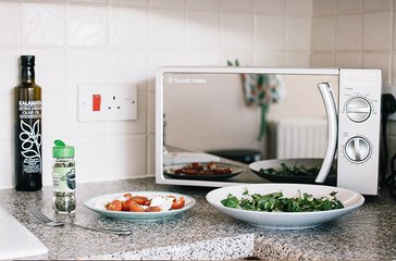 Here's a Quick Way to Clean Your Microwave Oven With Vinegar