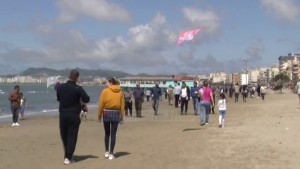 Download Video: E diela buzë detit/ Durrësit i rikthehen shëtitjet pas javëve të gjata të izolimit, nis dhe plazhi