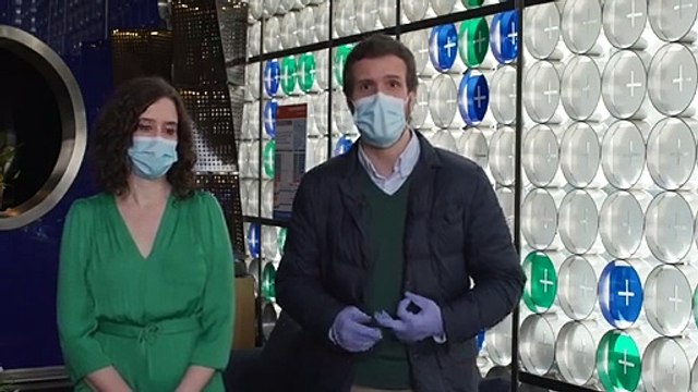 Casado pidió una rebaja de impuestos y ayudas al sector durante su visita a un hotel del empresario que aloja a Ayuso