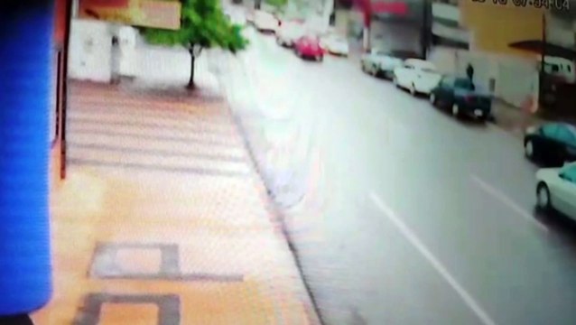 Câmera mostra Fiat 147 atingindo carros estacionados no Bairro Neva