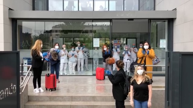 Trabajadoras relevan a compañeras en encierro voluntario con usuarios