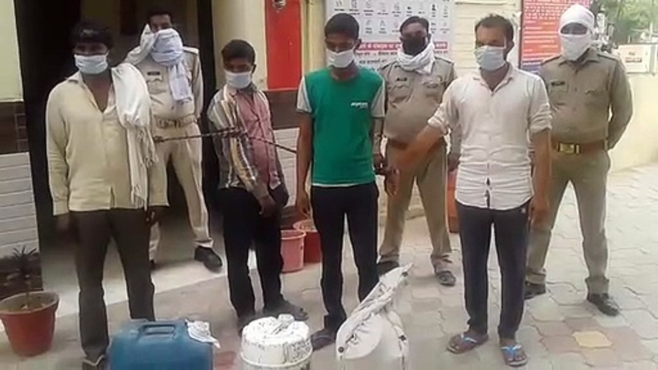 55 लीटर अवैध कच्ची शराब के साथ चार अभियुक्त गिर...