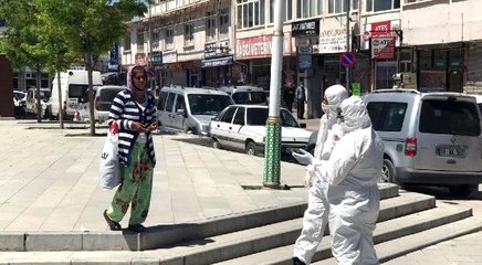 Esnafın fark ettiği koronavirüs şüphelisi kadın, hastaneye gitmemek için direndi