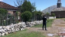 Ora News - Korçë: Me thikë dhe gurë, nipi plagos tezen dhe bashkëshortin e saj