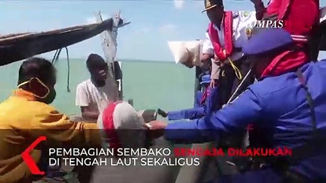 Pembagian Sembako di Tengah Laut