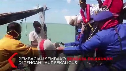Pembagian Sembako di Tengah Laut