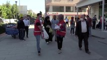 Türk Kızılay gönüllüleri, esnafa maske ve dezenfektan dağıttı