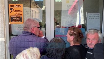 Qytetarët mbushin rrugët, nuk respektojnë distancën - News, Lajme - Vizion Plus