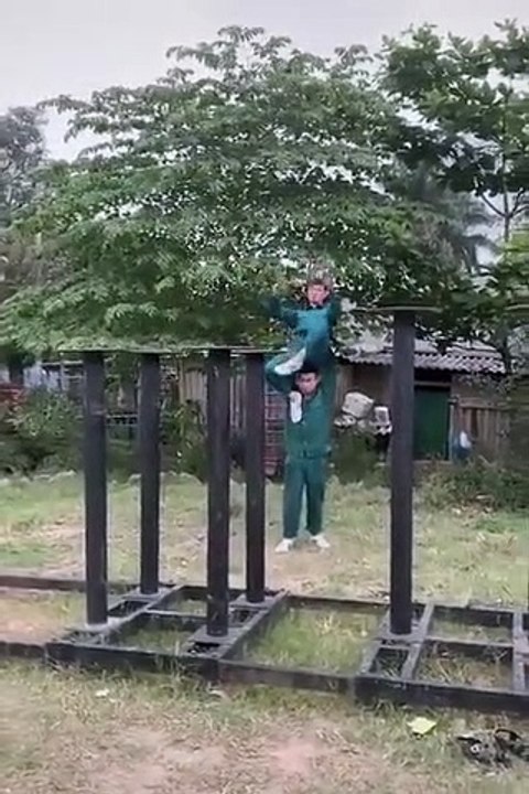 Ces deux hommes effectuent une chorégraphie bizarre mais impressionnante sur des piquets de bois.