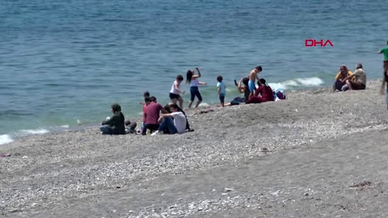 Antalya'da çocuklar park ve bahçeleri doldurdu
