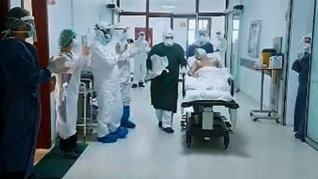 81 yaşındaki corona hastası, 1 ay sonra yoğun bakımdan çıktı