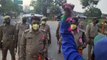 कोरोना से जंग: पुलिस के काम की तरीफ कर कोरोना वॉरियर्स पर बरसाए फूल