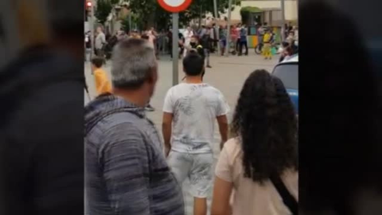 Graves altercados en Badalona entre un centenar de vecinos que se enfrentaron a la policía
