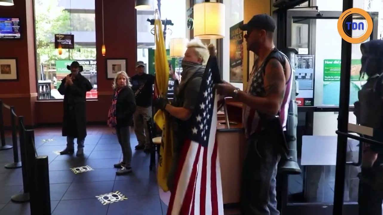 Un manifestant anti-confinement se balade avec un lance-roquettes