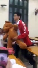 thanh niên hùng hổ mang gấu bông vào lớp tỏ tình với bạn gái bằng Tiếng Anh