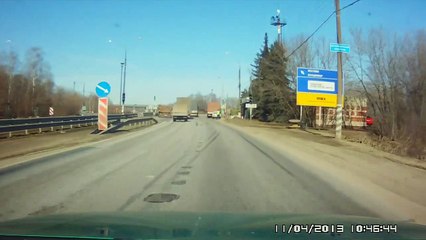 Un policier fait une drôle de chute en plein service.