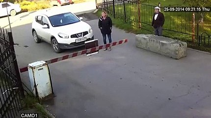 Elle est bien décidée à ne pas payer le parking...