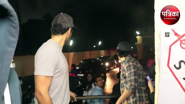 Varun Dhawan और Aditya Roy Kapoor अपने छोटे फैन के साथ की मस्ती - Patrika Bollywood