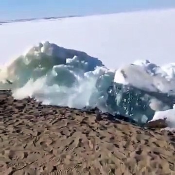 Le lac Baïkal se réveille après l'hiver