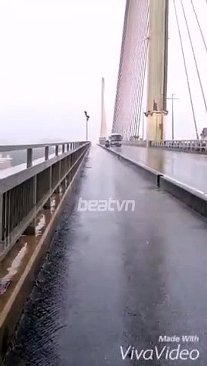 Xe khách chắn gió bão cho xe máy ở Hà Nội