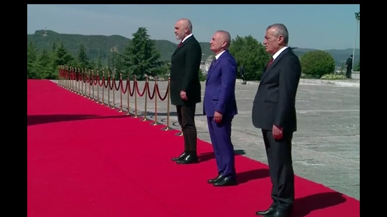 5 Maji/Duke ruajtur distancimin social,Meta, Ruçi e Rama kurora me lule te monumenti 'Nënë Shqipëri'