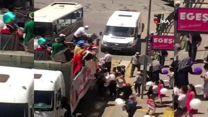 Ücretsiz balon izdihama neden oldu, sosyal mesafe unutuldu