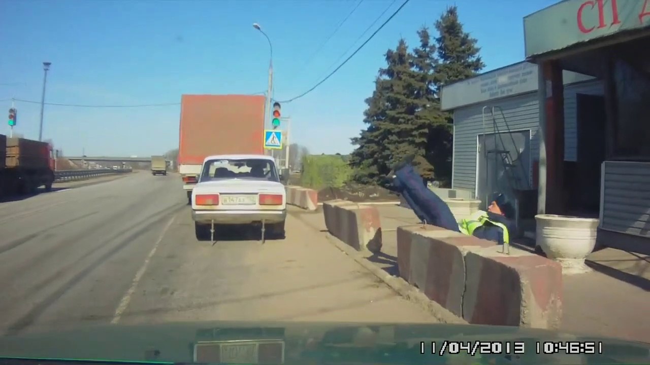 Ce policier fait une chute bien drôle