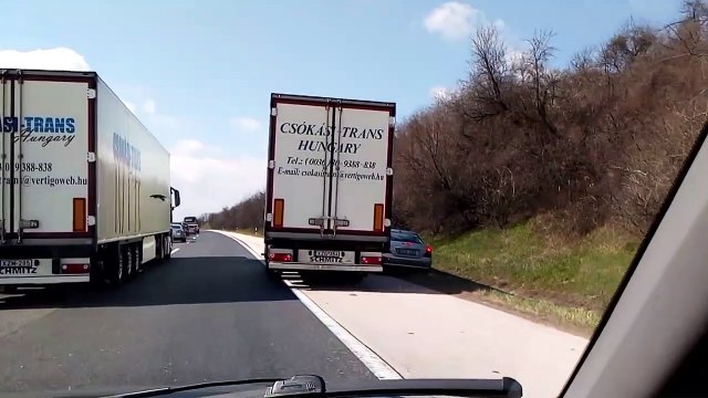 Ce conducteur qui a voulu doubler n'importe comment reçoit une bonne leçon d’un routier