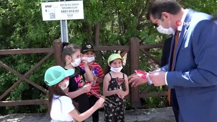 Validen çocuklara horoz şekeri sürprizi