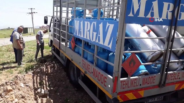 Gaziantep'de Faciadan Dönüldü… Yoldan Çıkan Tüp Kamyonu Ağaca Çarparak Durabildi