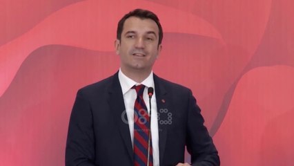 Ora News - Skandali, Veliaj nuk nderon Dëshmorët e Kombit, lë kurorën e luleve në derën e Varrezave