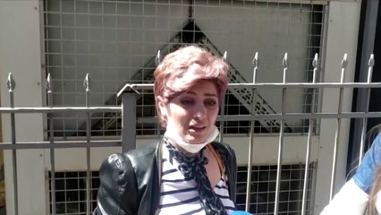 Ora News - U arrestua për goditjen e policit, tensione gjatë seancës për 19-vjeçarin në Pogradec