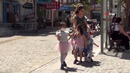 Ayvalık'ta çocuklar denizin keyfini çıkardı