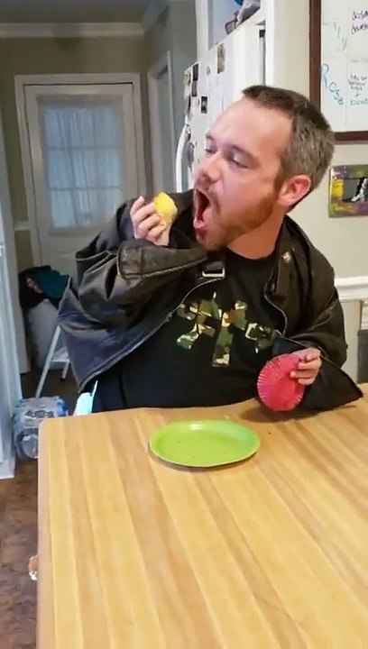 Il peine à manger des petits gâteaux avec ses petites mains