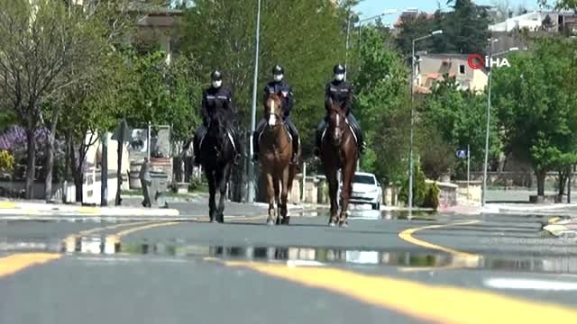 Atlı jandarmalar çocukları parkta karşıladı