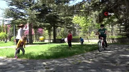 Elazığ'da 5 yaşındaki ikizler 4 saatlik izinde doyasıya eğlendi