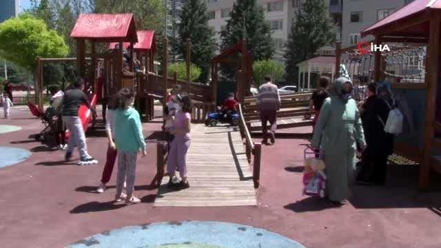 Konya'da parklar çocuklarla doldu