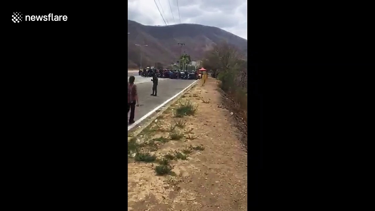 Venezuelans block highway in Caracas because there is no gasoline