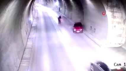 Seyir halindeki motosikleti otomobilin altında kalmaktan saniyelerle böyle kurtuldu