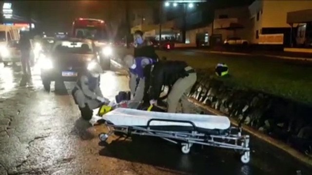Motociclista fica ferido em acidente envolvendo caminhão na Avenida Carlos Gomes
