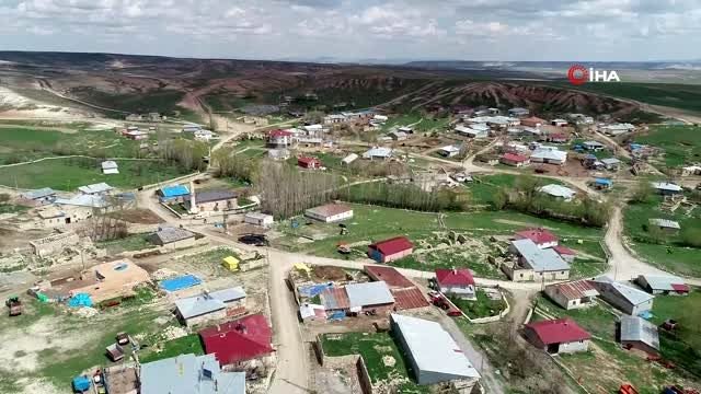 İki asırlık cami rengarenk ahşap işlemeleri ile dikkat çekiyor