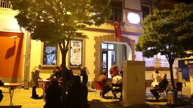 Muğla'da Kızılay'ın yardım ettiği yabancı öğrenciler, kan bağışı yaparak teşekkür etti
