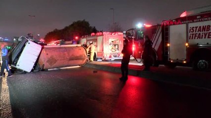 İSTANBUL-BAŞAKŞEHİR'DE YÖN TABELASINA ÇARPAN VİDANJÖR YAN YATTI: 1 YARALI
