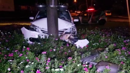 Carro sobe em rotatória e bate contra poste na Avenida Brasil