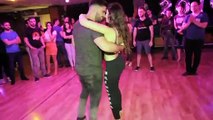 Kız Çok Seksi Dans Ediyor