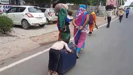 अब ओर नहीं चल सकता मां... कहकर थक गए नन्हे पांव, मां ने सूटकेस पर औंधे मुंह लिटाकर खींचा