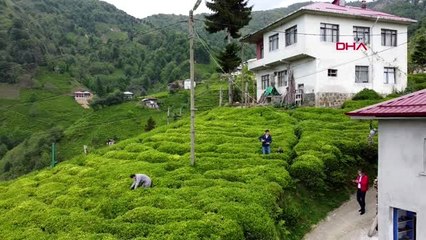 Rizeli muhtar, köyde yaşayanlara drone ile maske dağıtıyor